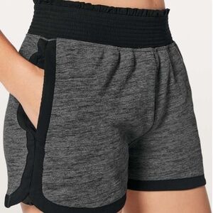 Lululemon Cool & Collected Short *2.5" Heathered Core Dark Grey / Black